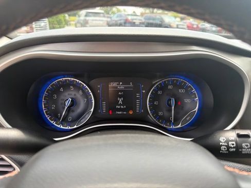 Used 2020 Chrysler Pacifica Touring-L FWD image 10