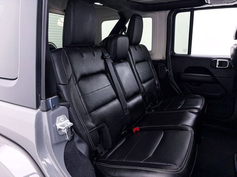 Used 2019 Jeep Wrangler Unlimited Sahara AWD/4WD image 36