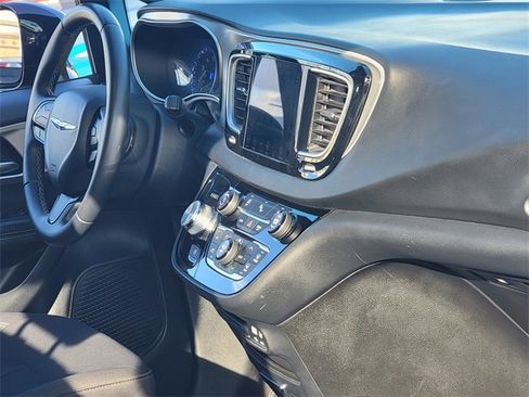 Used 2018 Chrysler Pacifica Touring Plus w/ S Appearance Package image 17