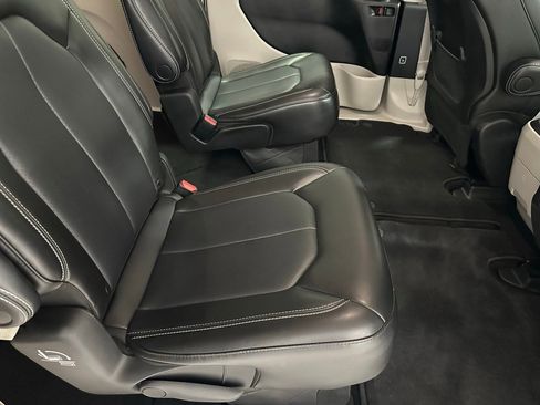 Used 2023 Chrysler Pacifica Touring-L image 56