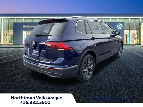 Used 2023 Volkswagen Tiguan SE w/ Panoramic Sunroof Package image 3