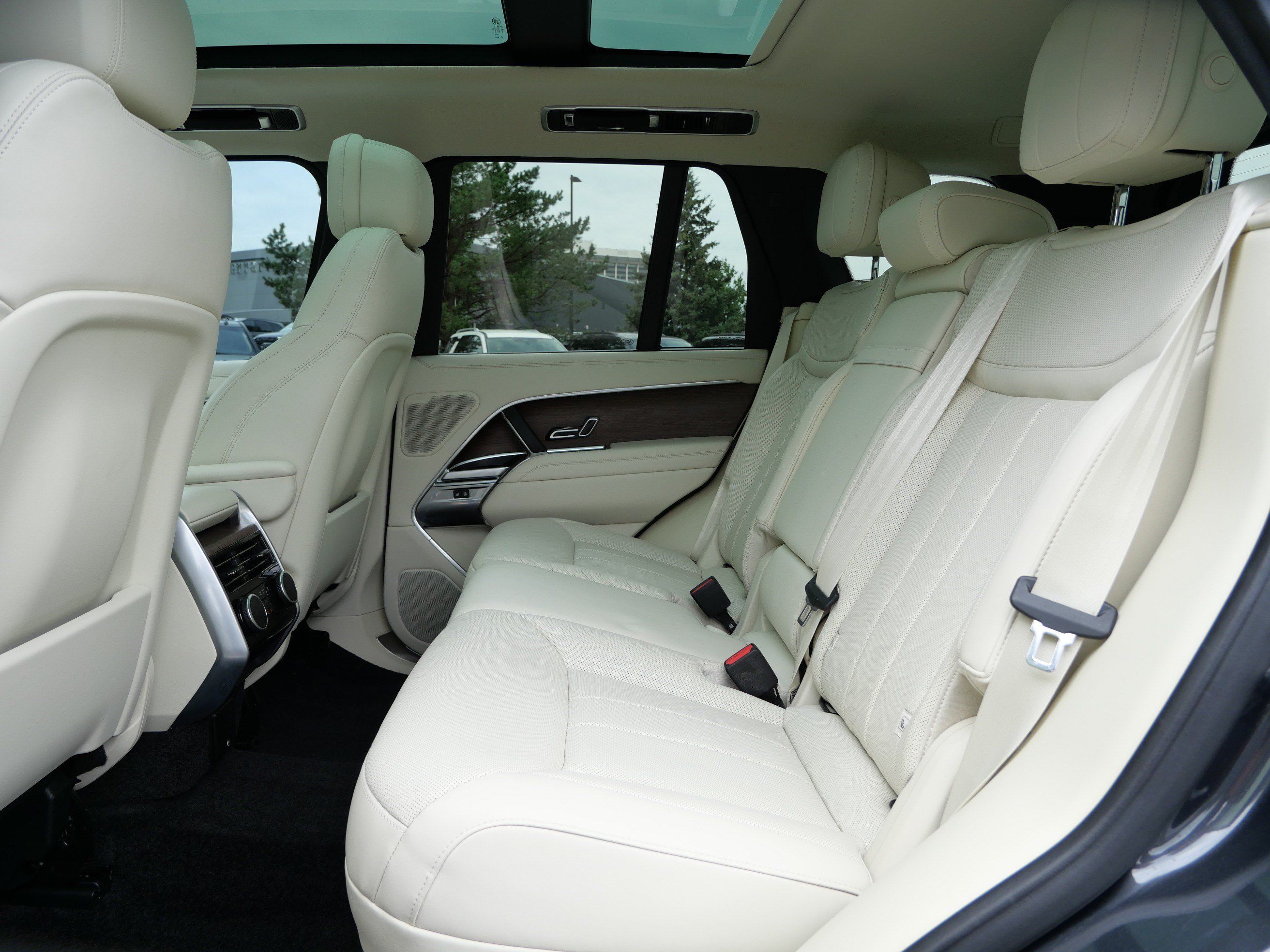 Certified 2025 Land Rover Range Rover SE AWD/4WD image 14