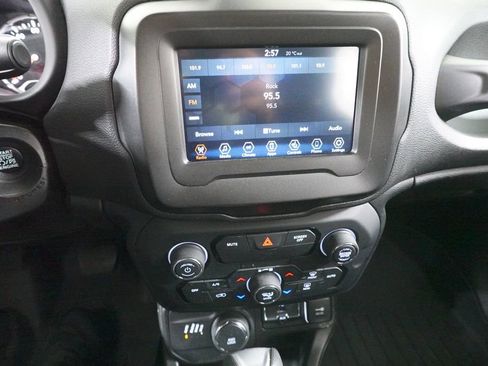 Used 2019 Jeep Renegade Latitude w/ Cold Weather Group image 17