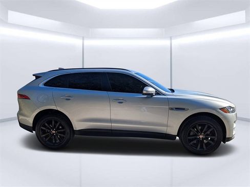 Used 2017 Jaguar F-PACE Prestige image 2