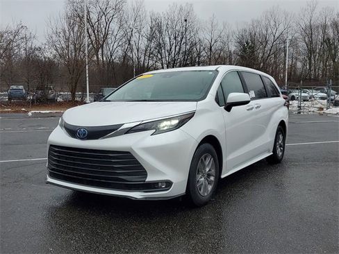 Used 2025 Toyota Sienna XLE image 2
