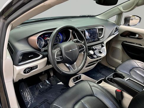 Used 2018 Chrysler Pacifica Touring-L Plus FWD image 17