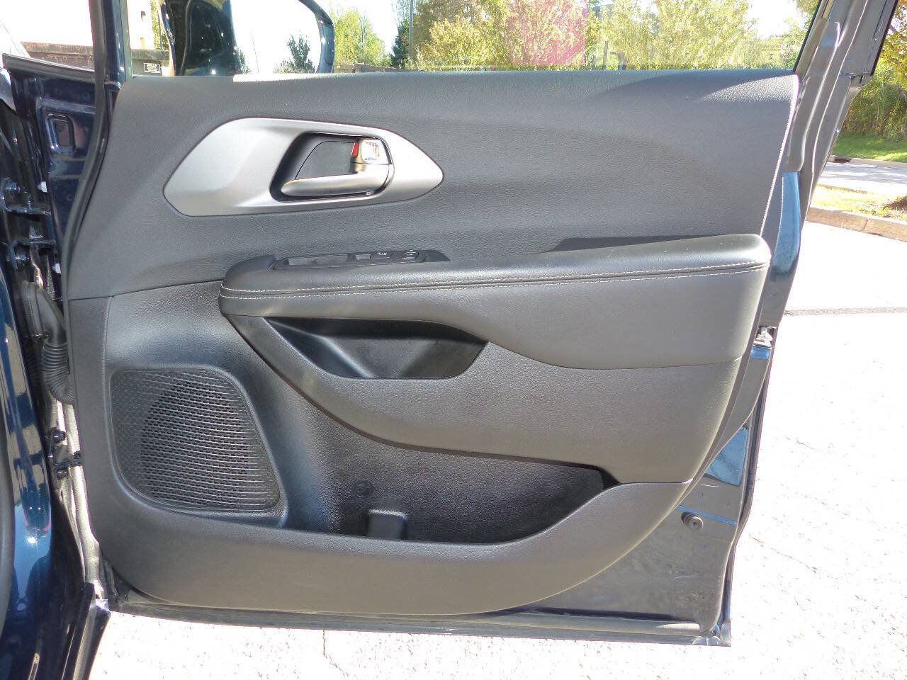 Used 2025 Chrysler Pacifica Select FWD image 45