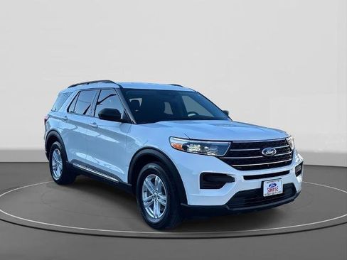 Certified 2023 Ford Explorer XLT image 4