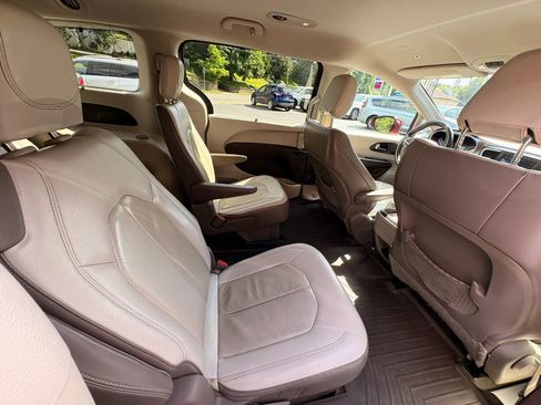 Used 2019 Chrysler Pacifica Touring-L FWD image 18
