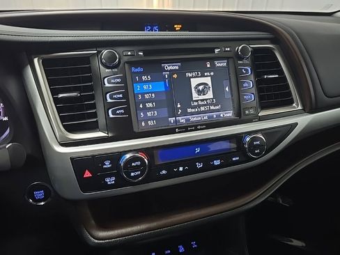 Used 2019 Toyota Highlander XLE AWD/4WD image 25