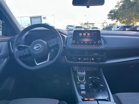 Used 2023 Nissan Rogue SV image 43