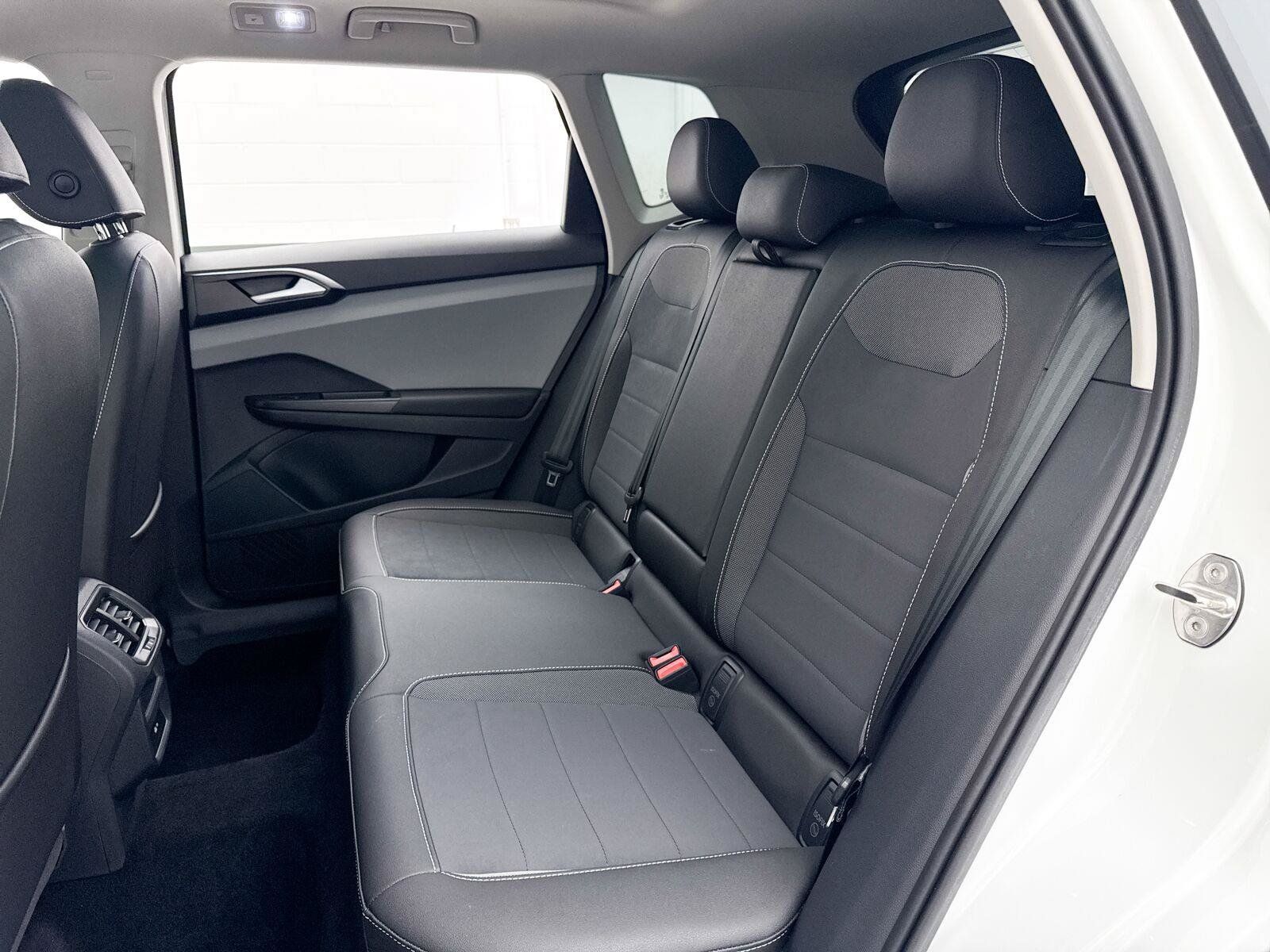 Used 2023 Volkswagen Taos SE w/ Panoramic Sunroof Package FWD image 28