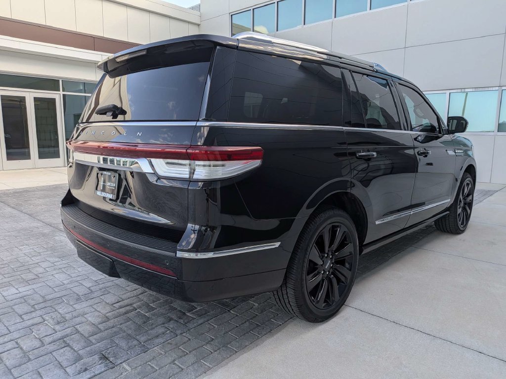 Used 2023 Lincoln Navigator Reserve w/ Monochromatic Package RWD image 5