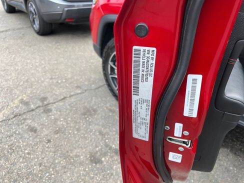 Used 2025 Jeep Compass Trailhawk AWD/4WD image 29