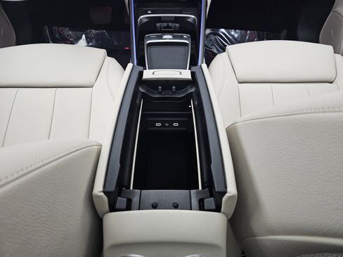 Certified 2025 Mercedes-Benz GLB 250 4MATIC image 34