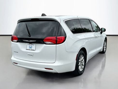 Used 2022 Chrysler Voyager LX FWD image 5