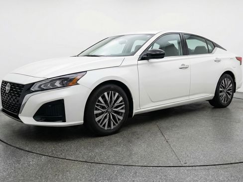 Used 2025 Nissan Altima 2.5 SV image 3
