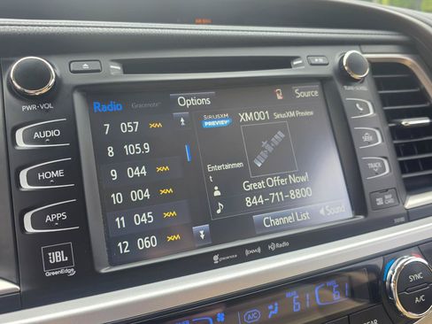 Used 2017 Toyota Highlander Limited Platinum AWD/4WD image 11