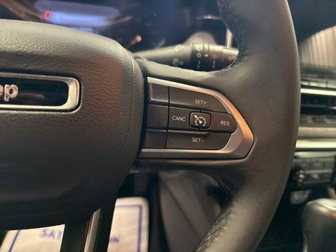 Used 2024 Jeep Compass Latitude image 30