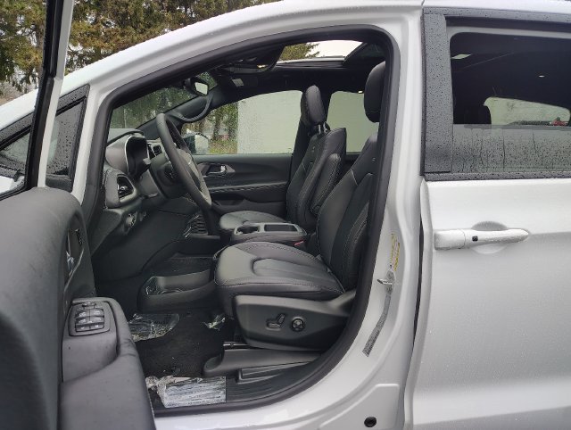New 2026 Chrysler Pacifica Select AWD/4WD image 7