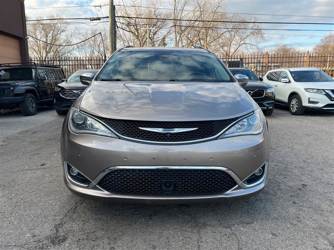 Used 2018 Chrysler Pacifica Limited FWD image 13