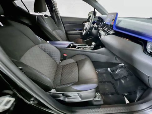 Used 2020 Toyota C-HR XLE FWD image 31