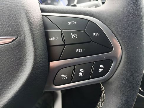 Used 2025 Chrysler Pacifica Select FWD image 21