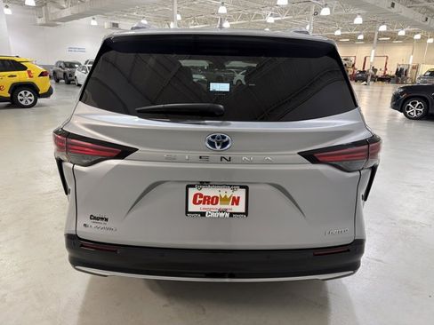 Used 2025 Toyota Sienna Limited AWD/4WD image 7