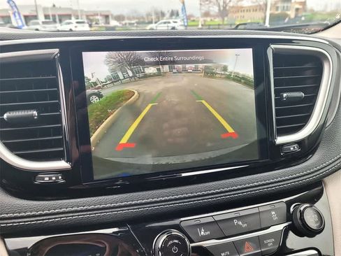 Used 2023 Chrysler Pacifica Touring-L image 10