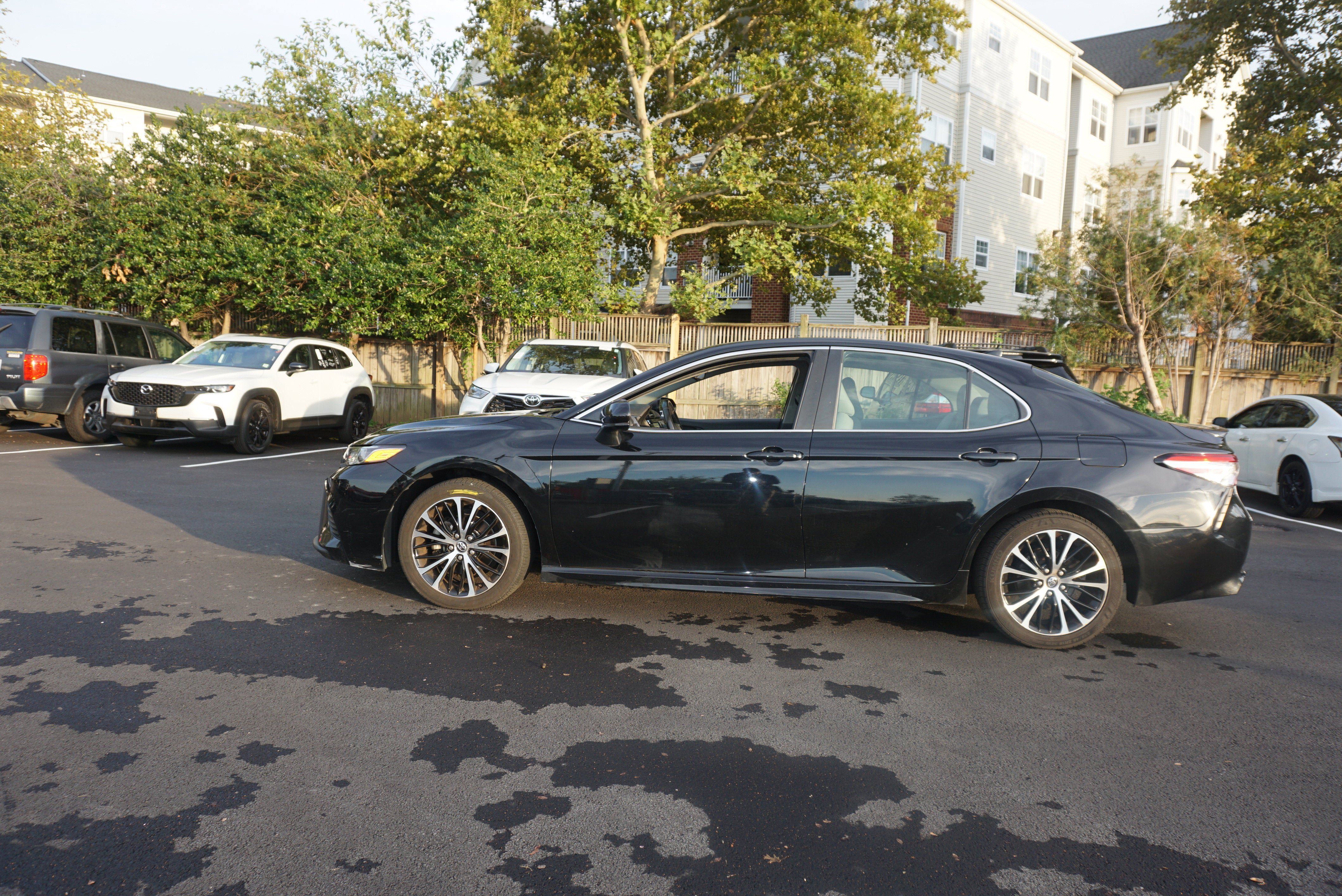 Used 2020 Toyota Camry SE FWD image 5