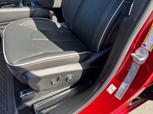 New 2026 Chrysler Pacifica Limited w/ Uconnect Theater Family Group image 20