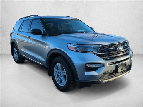 Used 2022 Ford Explorer XLT w/ Equipment Group 202A image 3