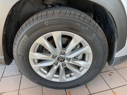 Used 2025 Toyota Corolla Cross LE image 28