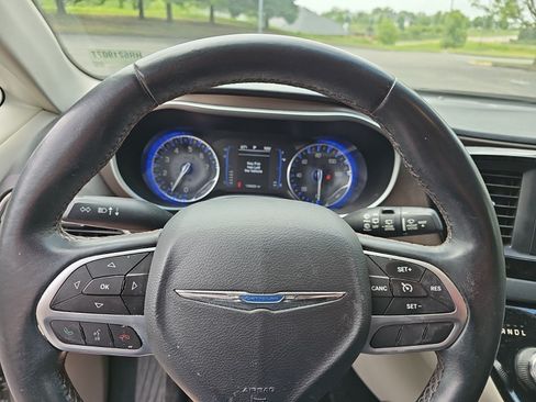 Used 2017 Chrysler Pacifica Touring-L FWD image 20