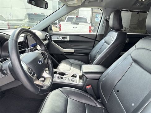 Certified 2023 Ford Explorer Limited image 3