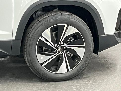 New 2025 Volkswagen Taos SE image 39