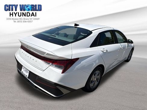 Used 2024 Hyundai Elantra SE FWD image 5