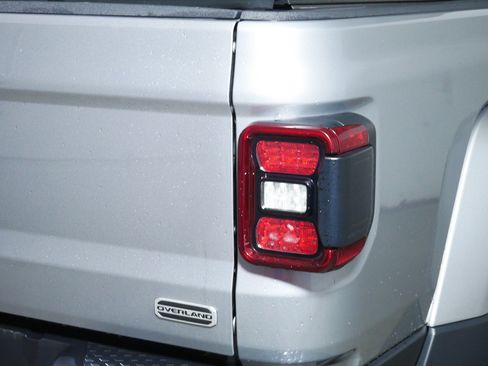 Used 2020 Jeep Gladiator Overland AWD/4WD image 17