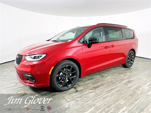 New 2026 Chrysler Pacifica Select w/ S Appearance Package image 4
