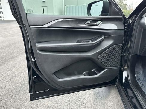 Used 2023 Jeep Grand Cherokee Laredo w/ Luxury Tech Group I image 5