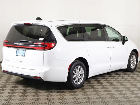 Used 2023 Chrysler Pacifica Touring-L FWD image 10