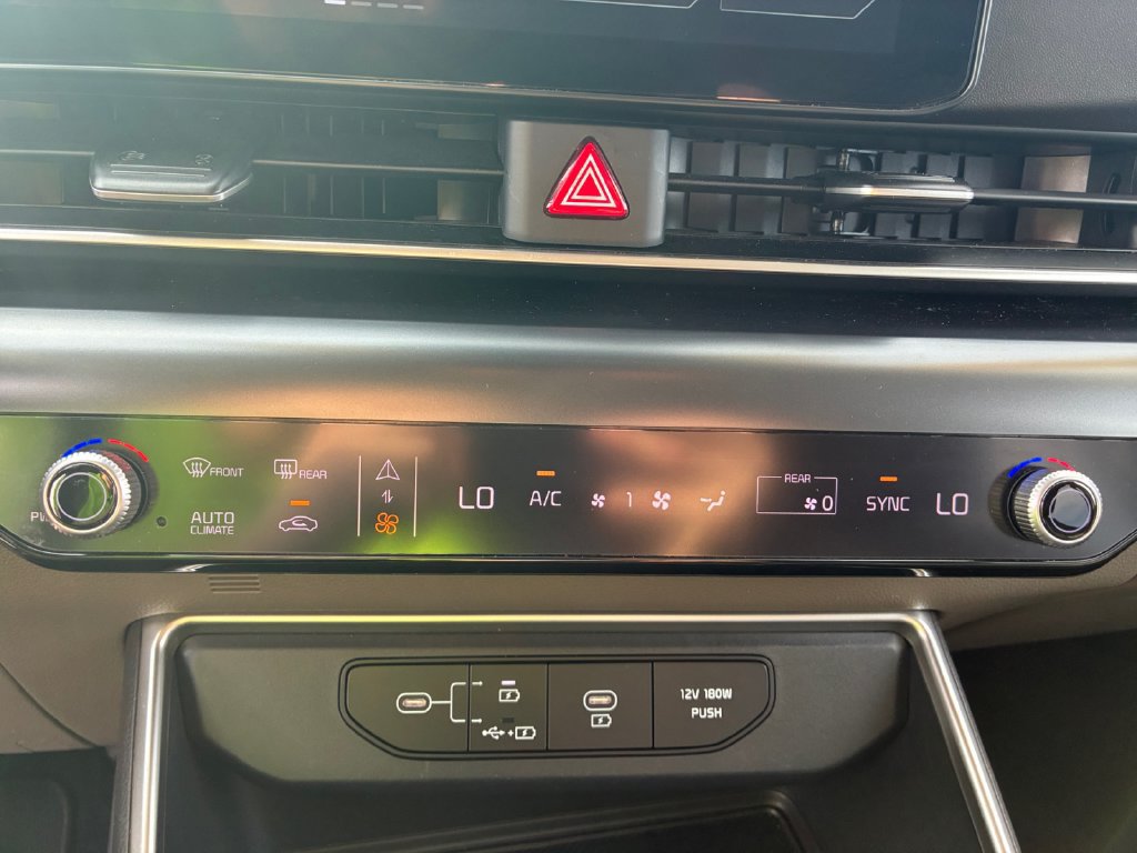 Used 2025 Kia Carnival FWD image 17
