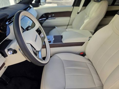 Used 2025 Land Rover Range Rover SE image 16