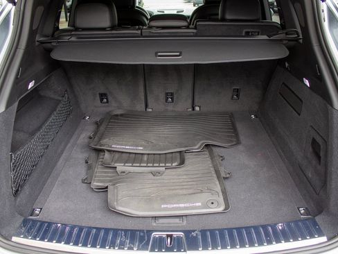 Used 2024 Porsche Cayenne w/ Premium Package image 23