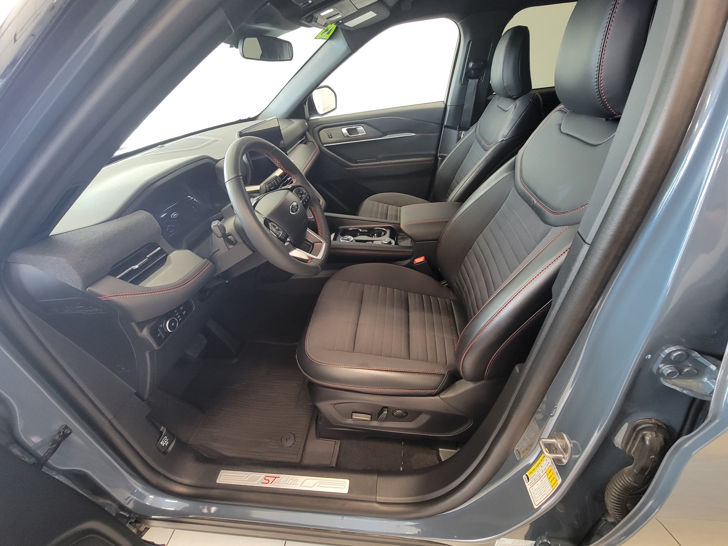 Used 2025 Ford Explorer ST-Line AWD/4WD image 8
