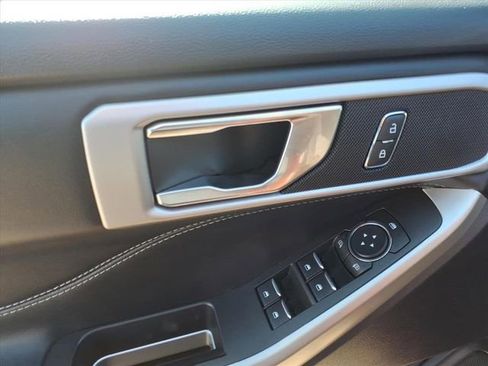 Used 2022 Ford Explorer XLT image 16