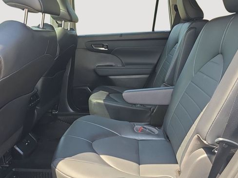 Used 2021 Toyota Highlander XLE AWD/4WD image 24