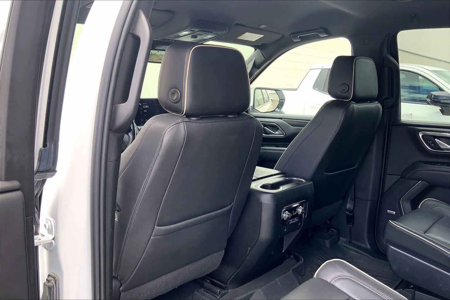 Used 2023 GMC Yukon SLT AWD/4WD image 12