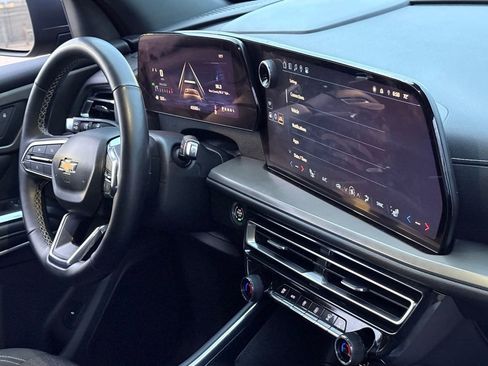 Used 2025 Chevrolet Traverse LT image 37