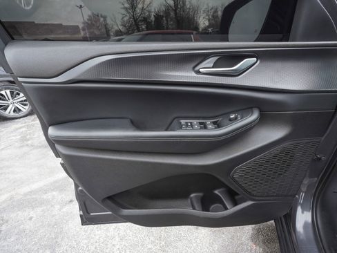 Used 2024 Jeep Grand Cherokee Altitude image 9